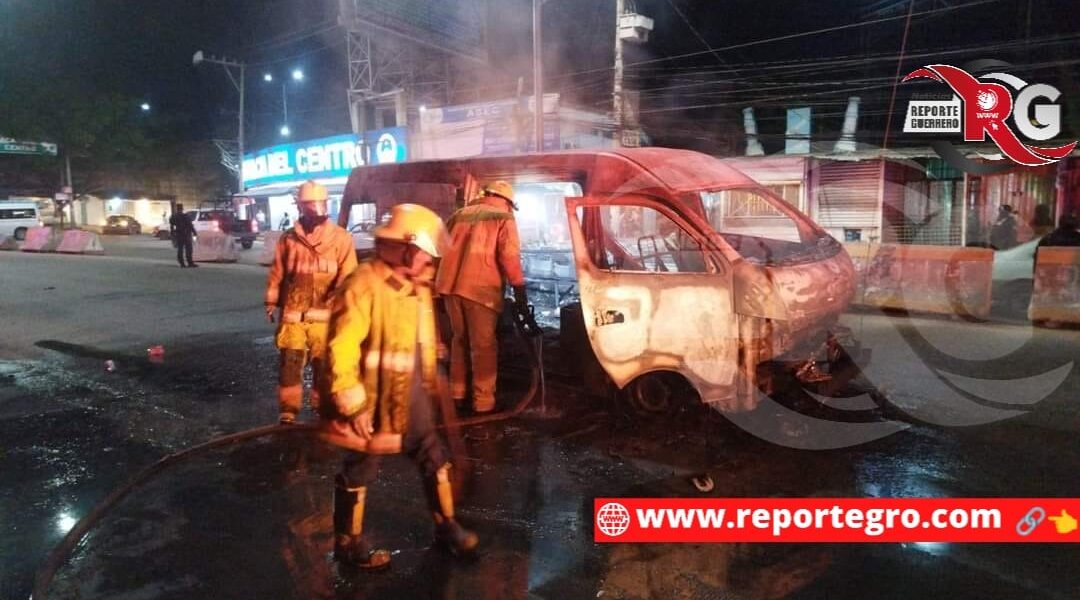 Hombres armados incendian urvan del transporte público en Acapulco