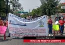 Bloquean avenida de Chilpancingo trabajadores de la Clínica Universitaria de la UAGro