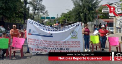 Bloquean avenida de Chilpancingo trabajadores de la Clínica Universitaria de la UAGro