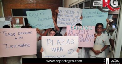 Protestan estudiantes de Medicina de la UAGro en la Secretaría de Salud