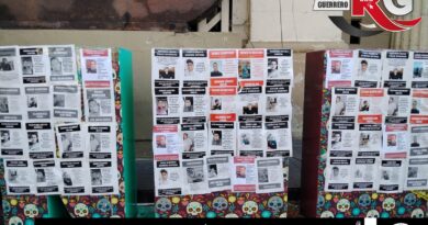 Feministas exhiben a deudores alimentarios en el zócalo de Chilpancingo