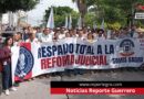 Marchan estudiantes y maestros de la UAGro en respaldo a la reforma judicial de AMLO