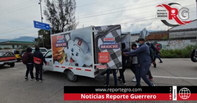 Normalistas de Ayotzinapa bloquean parcialmente la Autopista del Sol