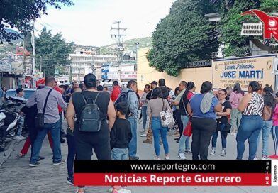 Padres de familia cierran escuela en Chilpancingo para exigir la remoción de una maestra