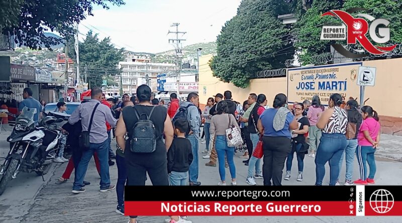 Padres de familia cierran escuela en Chilpancingo para exigir la remoción de una maestra