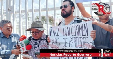 Protestan reporteros de Chilpancingo con mantas y pancartas en la FGR