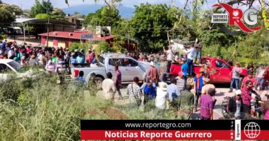 Pobladores de la Sierra mantienen bloqueada en varios puntos de la carretera Acapulco-Zihuatanejo 