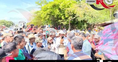 Bajan más personas de la Sierra a reforzar el bloqueo en la carretera Acapulco-Zihuatanejo