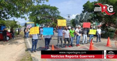 Bloquean maestros de la UTCG la carretera Acapulco-Zihuatanejo, para exigir destitución del Rector