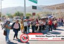 Bloquean maestros de prepas populares la Autopista del Sol, al sur de Chilpancingo