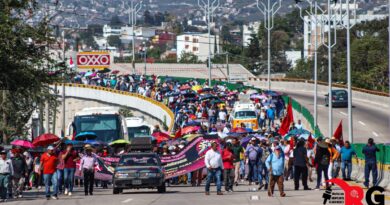 Multitudinaria marcha de integrantes de la CETEG por la Autopista del Sol en Chilpancingo