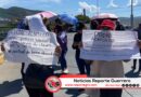 Maestros de inglés bloquean el encauzamiento del Río Huacapa en Chilpancingo