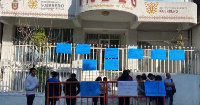 Jóvenes deportistas de Karate Do protestan en las oficinas del INDEG en Chilpancingo 