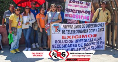 Supervisores de la Costa Chica protestan en Palacio de Gobierno para exgir maestros 