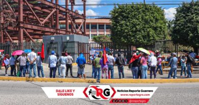 Maestros de la CETEG protestan en el Congreso contra la Ley del ISSSTE 