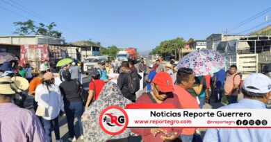 Con bloqueos exigen a la SEG maestros para escuelas de 9 municipios de Costa Chica y Montaña