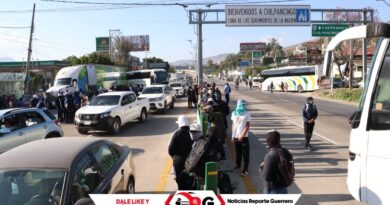 Alumnos de Ayotzinapa nuevamente bloquean la Autopista, en Chilpancingo 