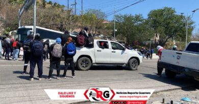 Normalistas de Ayotzinapa nuevamente bloquean la Autopista, en Chilpancingo 