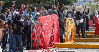 Normalistas de Ayotzinapa protestan y realizan destrozos en la caseta de Palo Blanco