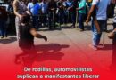 De rodillas, automovilistas suplican a manifestantes liberar bloqueo de la Autopista del Sol