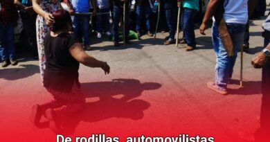 De rodillas, automovilistas suplican a manifestantes liberar bloqueo de la Autopista del Sol
