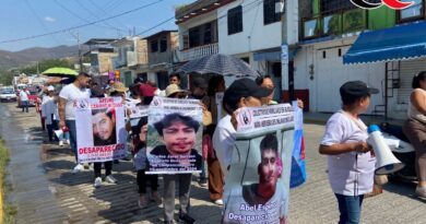 Marchan en Tixtla para exigir aparición con vida de trabajador de Salud