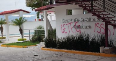Maestros de la CETEG toman bancos y destrozan oficinas de la SEG en Chilpancingo 