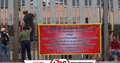 Maestros de la CETEG bloquean Palacio de Gobierno y hacen pintas en el SNTE en Chilpancingo